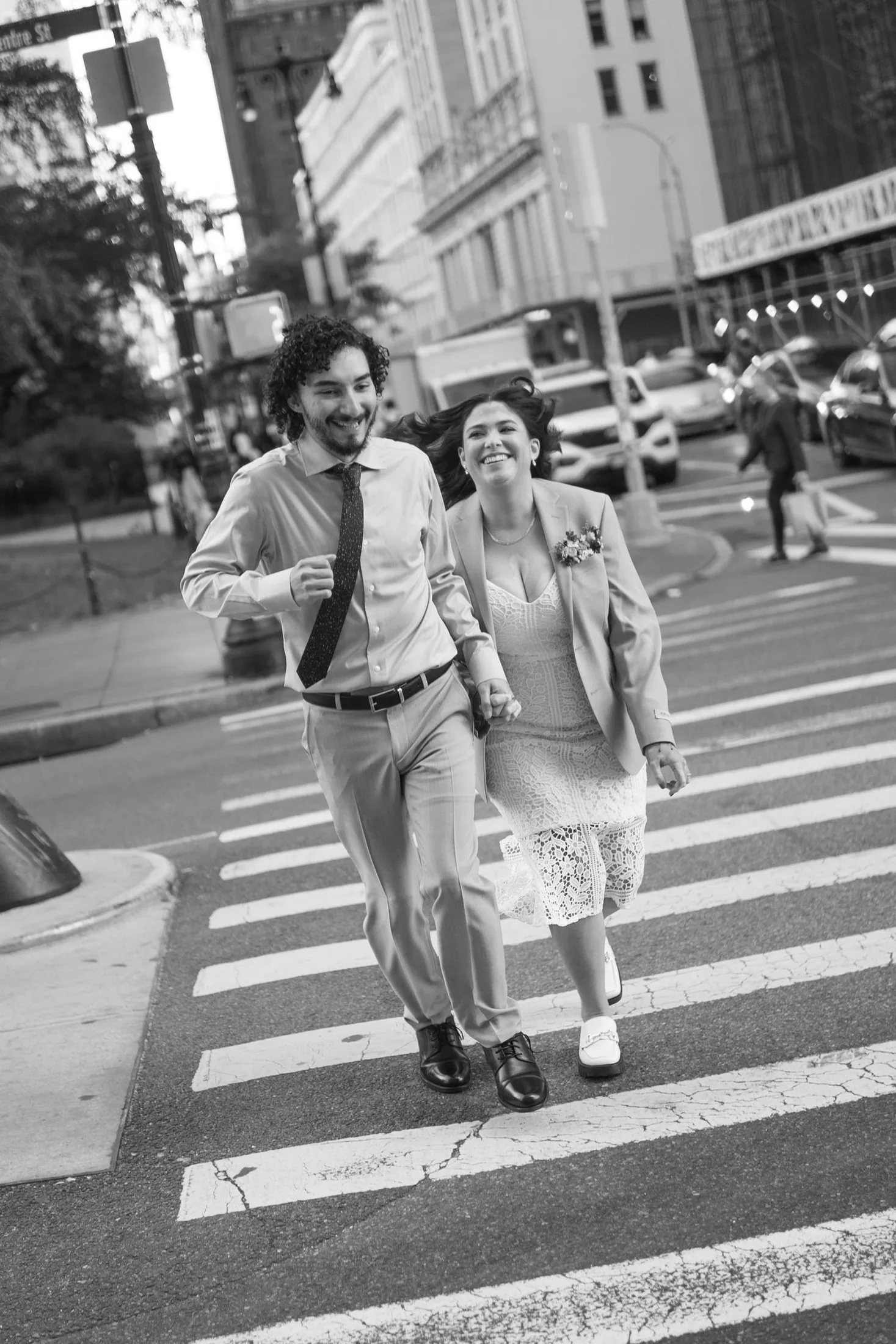 Couple crossing a busy Manhattan street in black and white
